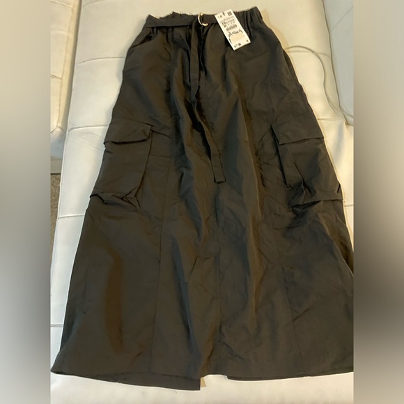 NWT ZARA Nylon Black Long Cargo Skirt With Back Slit Size XS - Picture 6 of 10